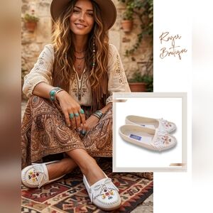 🌿Valley Lane Women's Size 7/8 Vintage Genuine Leather Beaded Cream Moccasins